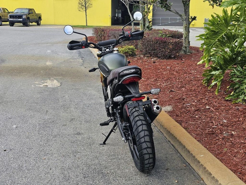 2026 Triumph Scrambler 400 X Matte Khaki Green/matte Fusion White
