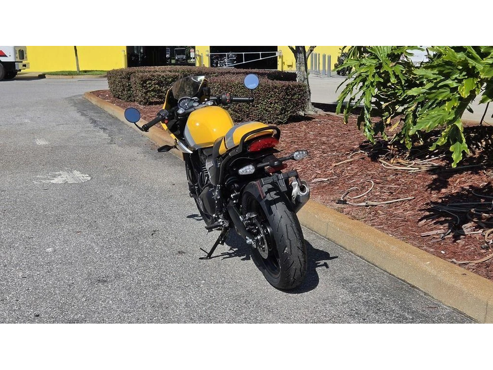 2026 Triumph Thruxton 400 Metallic Racing Yellow / Aluminium Silver