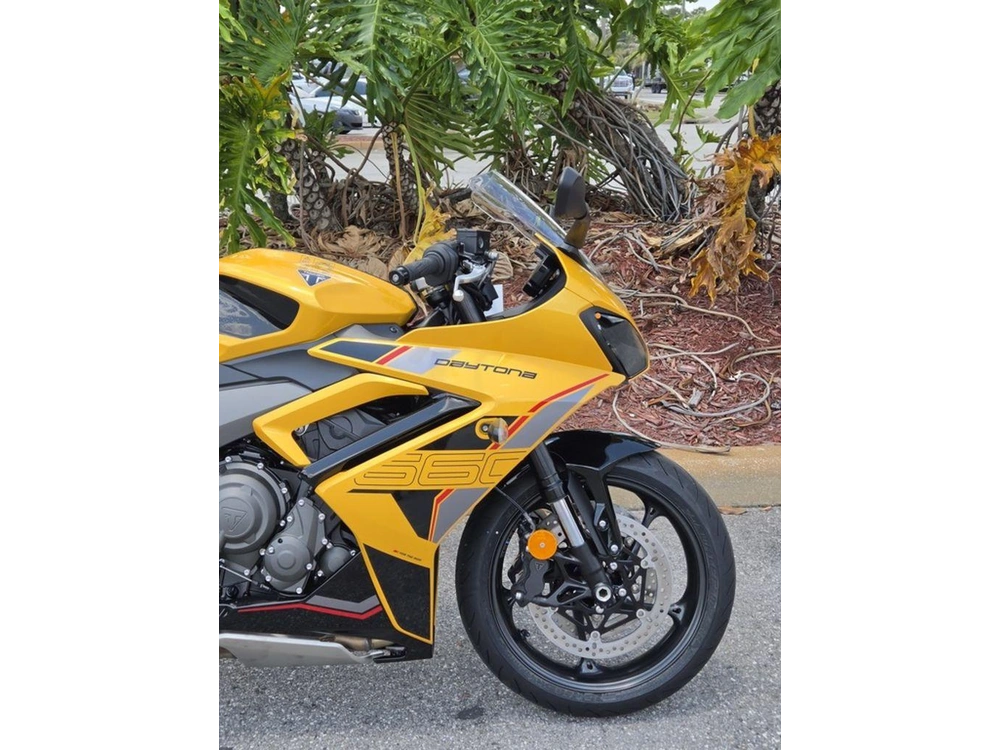 2026 Triumph Daytona 660 Cosmic Yellow / Sapphire Black
