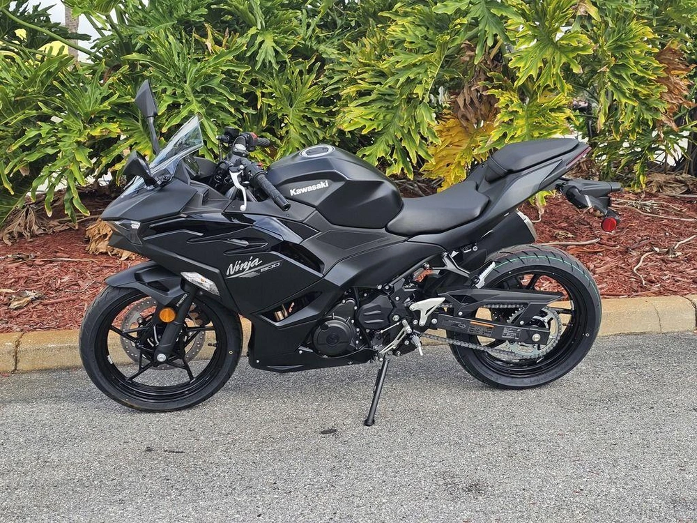 2026 Kawasaki Ninja® 500 Metallic Flat Spark Black