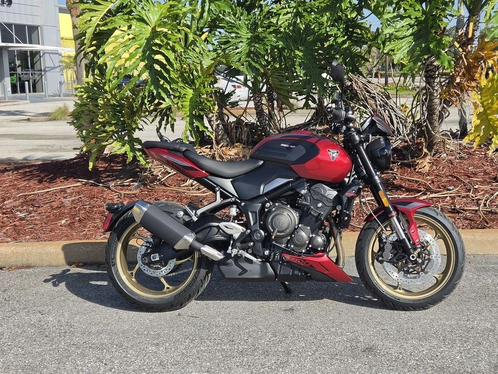 2026 Triumph Trident 800 Carnival Red