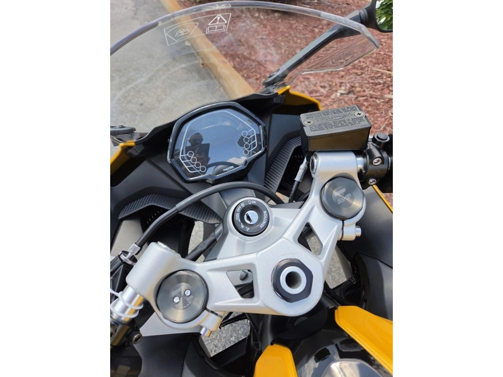 2026 Triumph Daytona 660 Cosmic Yellow / Sapphire Black