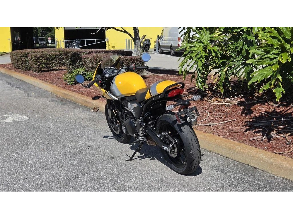 2026 Triumph Thruxton 400 Metallic Racing Yellow / Aluminium Silver