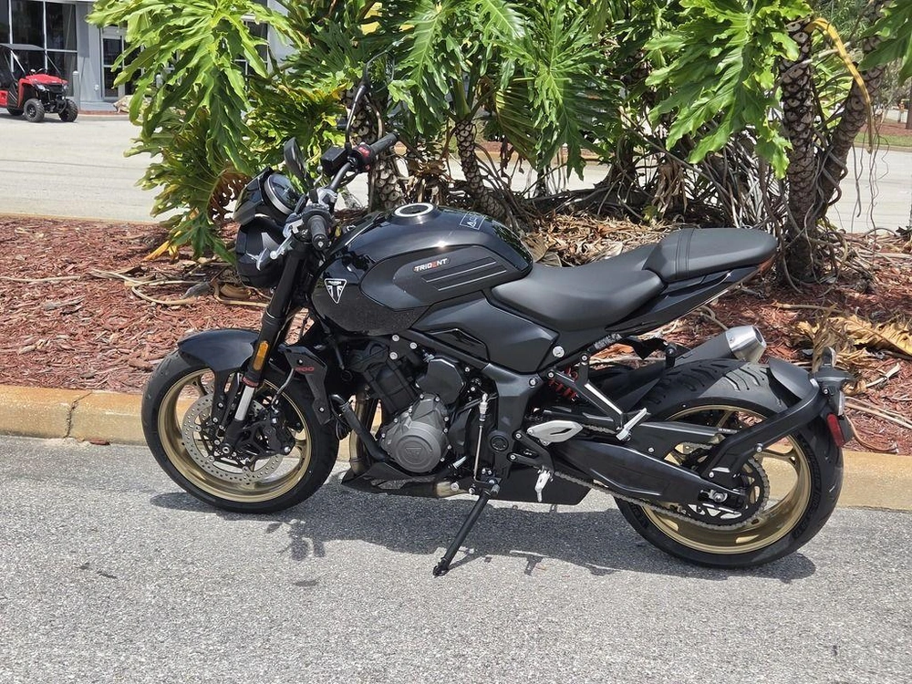 2026 Triumph Trident 800 Jet Black