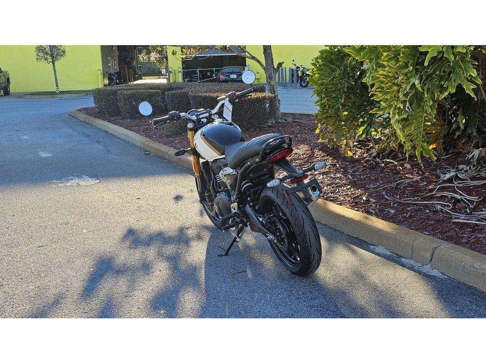 2026 Triumph Speed 400 Pearl Metallic White/phantom Black