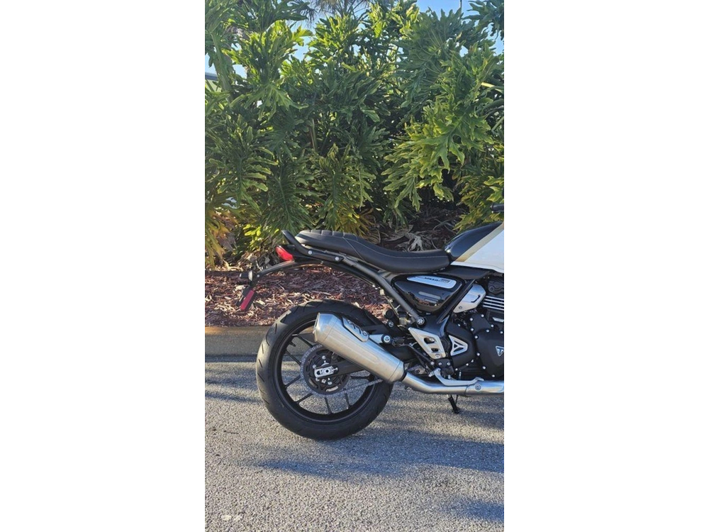 2026 Triumph Speed 400 Pearl Metallic White/phantom Black