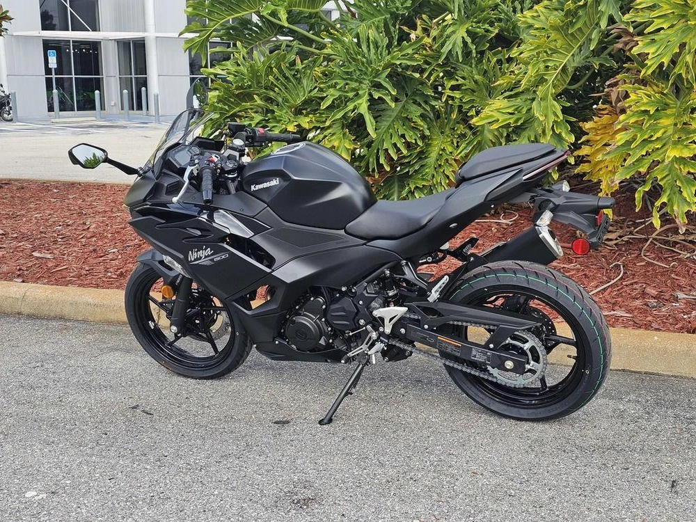 2026 Kawasaki Ninja® 500 Metallic Flat Spark Black