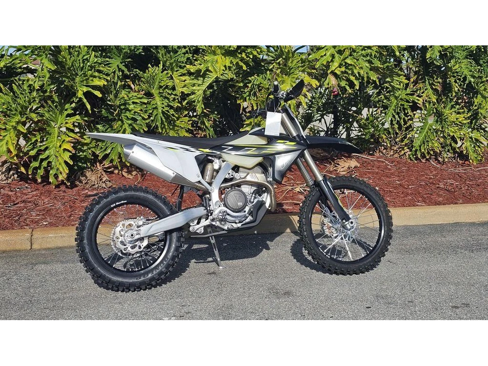 2026 Triumph Tf 250-c Jet Black/ Pure White