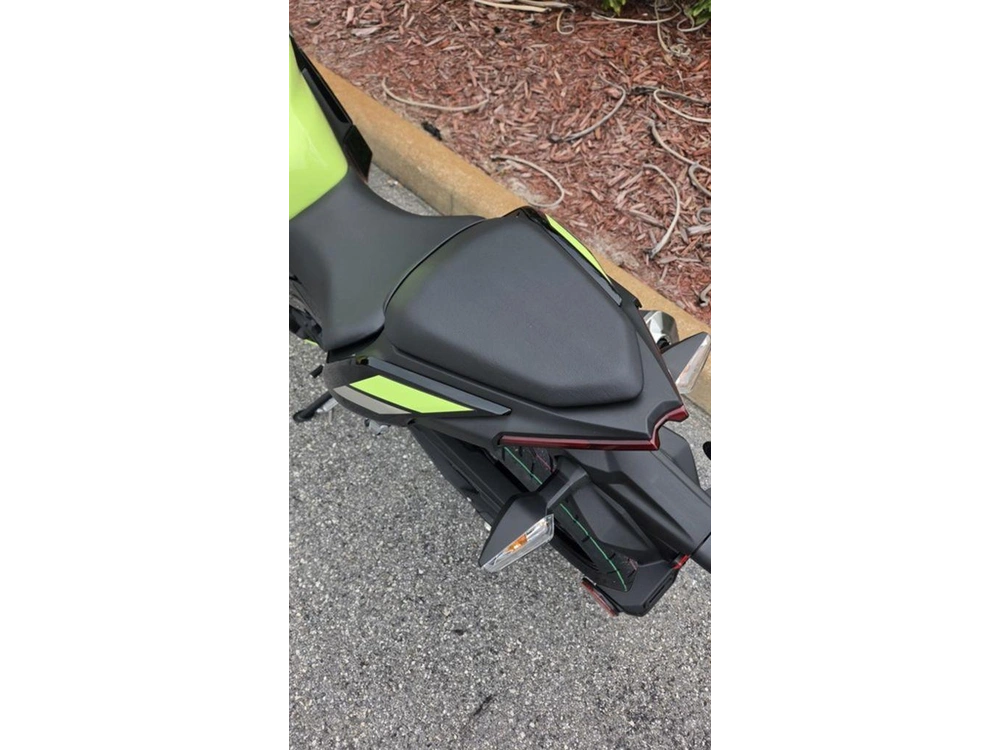 2026 Kawasaki Ninja® 500 Abs Metallic Yellowish Green/ebony