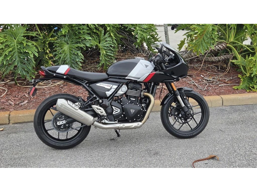 2026 Triumph Thruxton 400 Phantom Black / Aluminium Silver