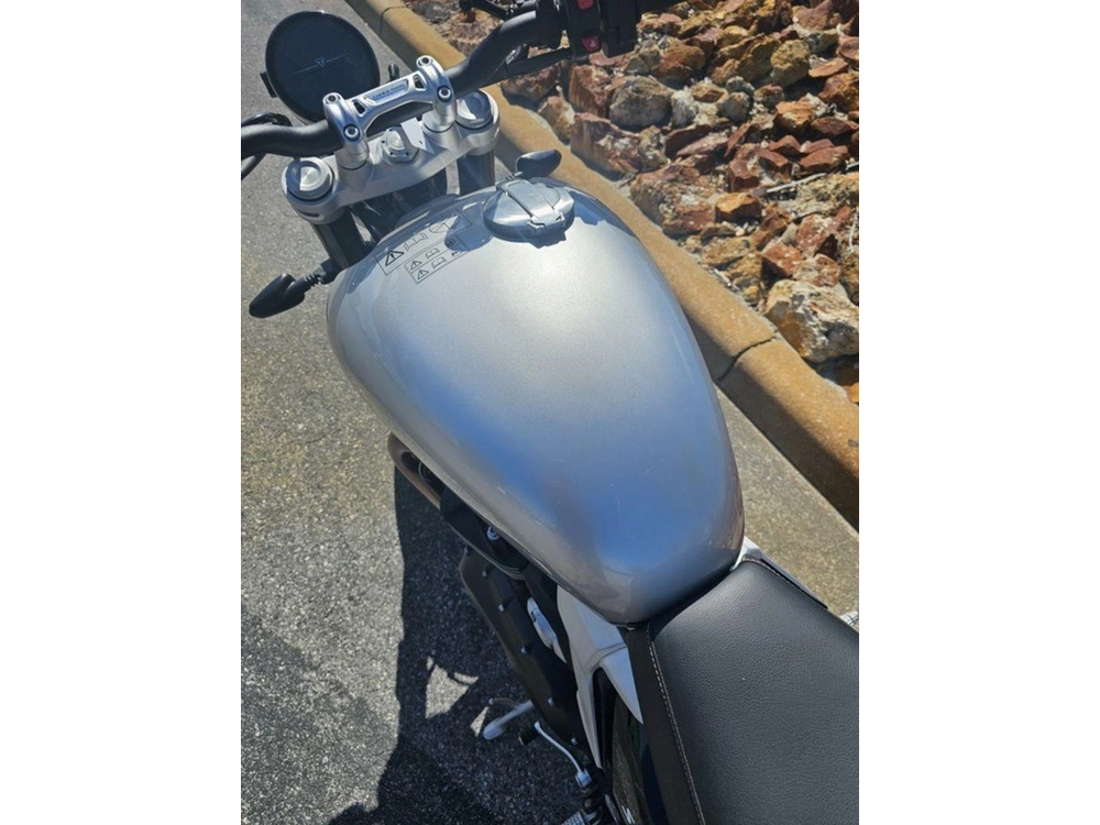 2025 Triumph Speed Twin 1200 Aluminum Silver