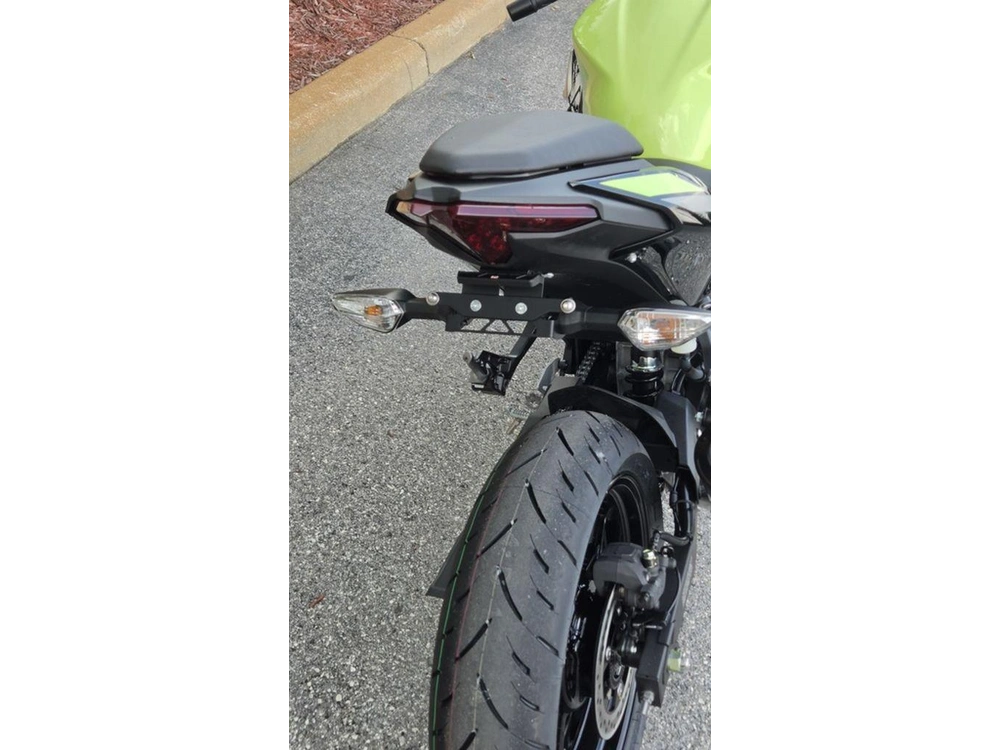 2026 Kawasaki Ninja® 500 Abs Metallic Yellowish Green/ebony