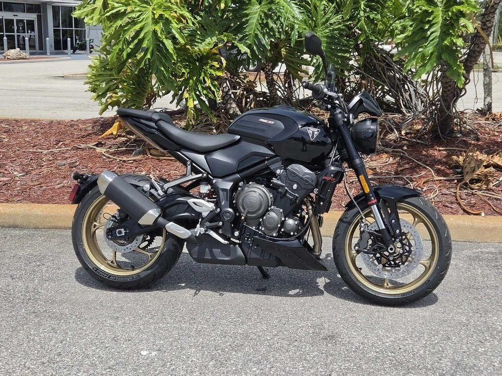 2026 Triumph Trident 800 Jet Black