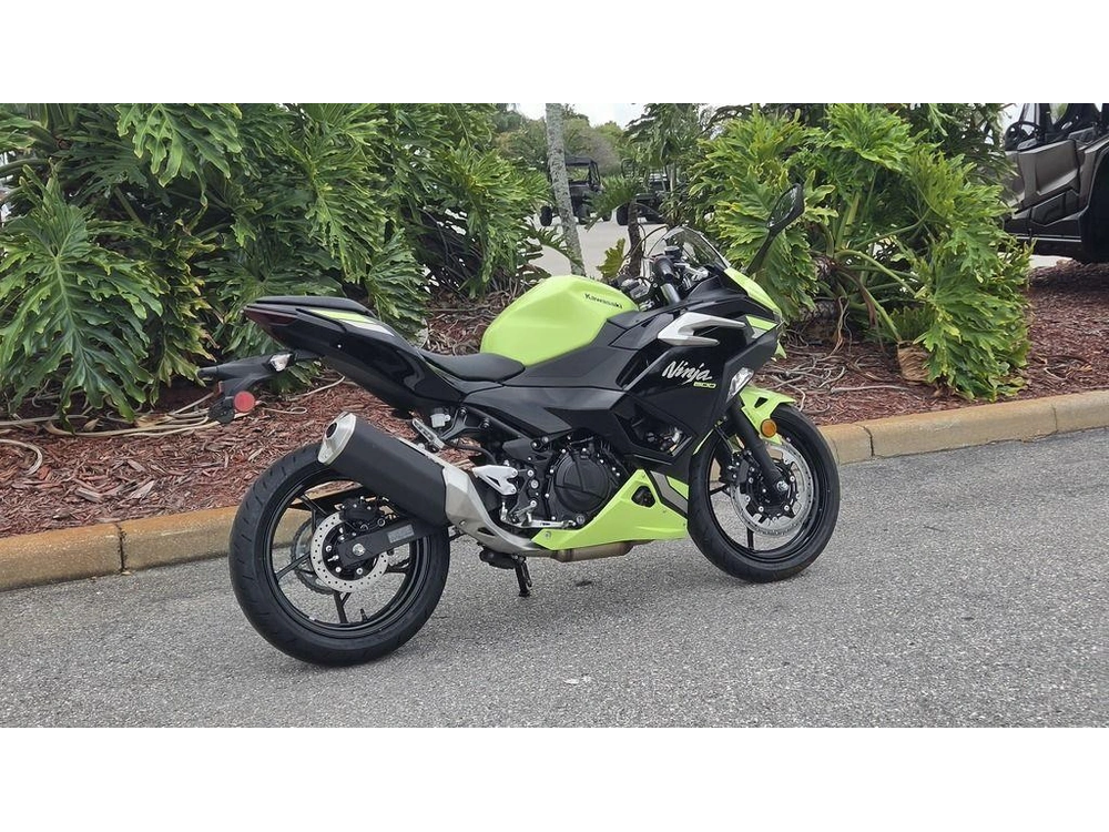 2026 Kawasaki Ninja® 500 Abs Metallic Yellowish Green/ebony