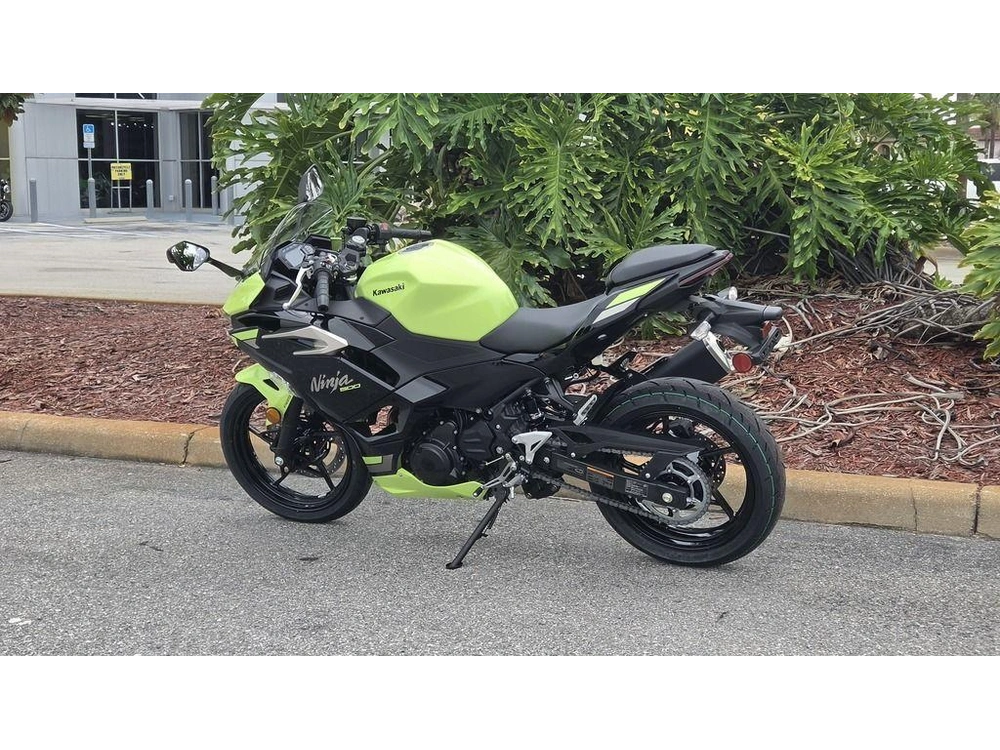 2026 Kawasaki Ninja® 500 Abs Metallic Yellowish Green/ebony