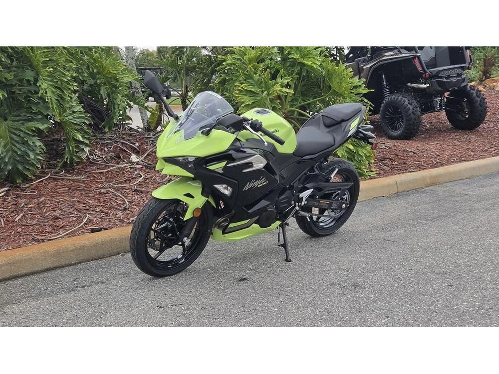 2026 Kawasaki Ninja® 500 Abs Metallic Yellowish Green/ebony