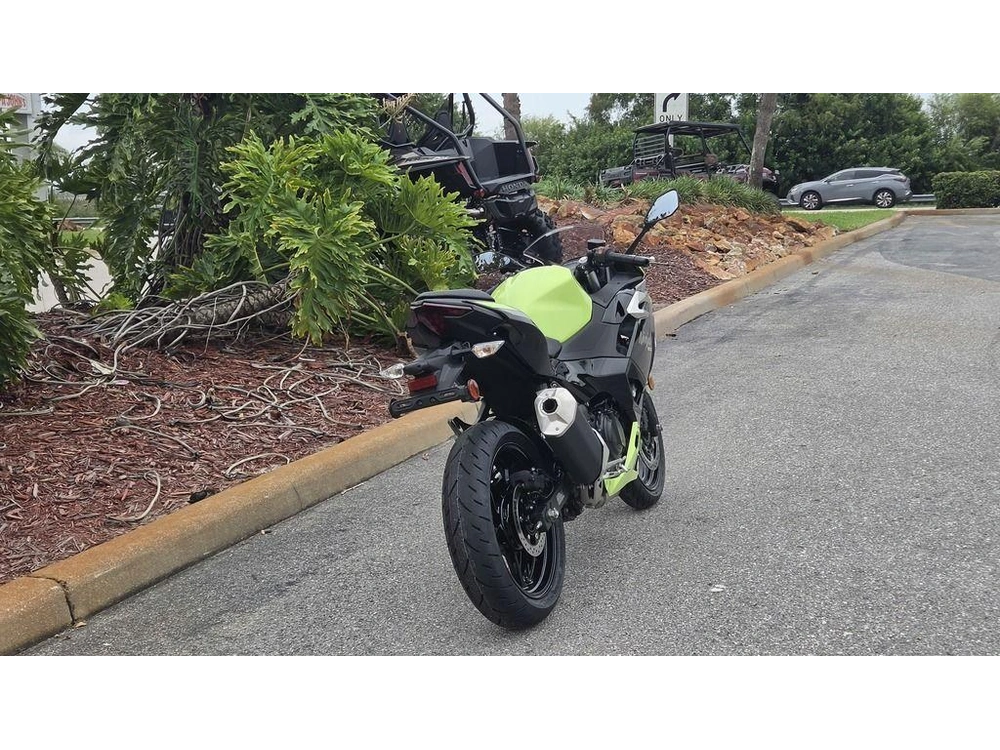 2026 Kawasaki Ninja® 500 Abs Metallic Yellowish Green/ebony