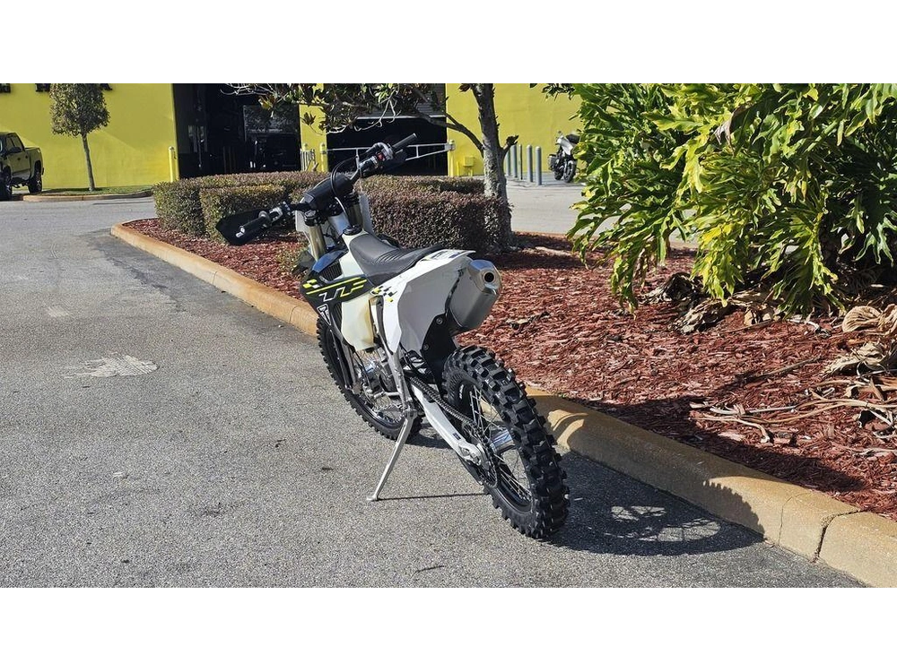 2026 Triumph Tf 250-c Jet Black/ Pure White