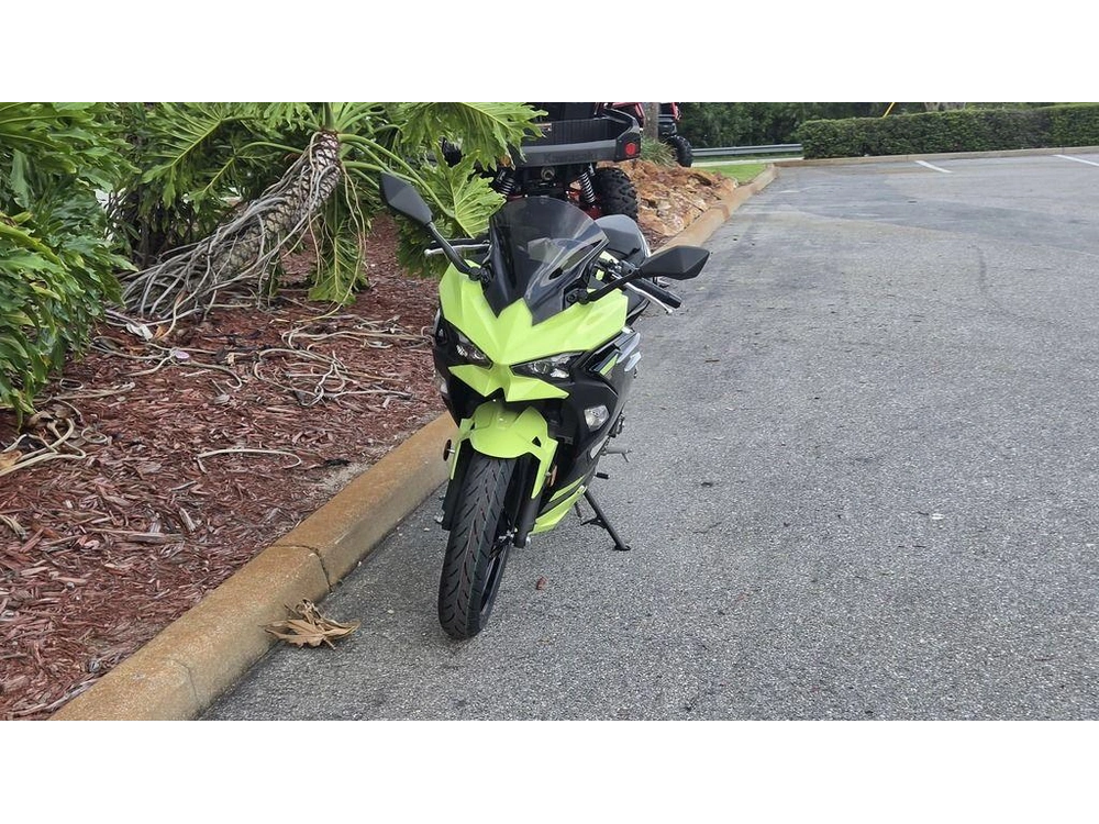 2026 Kawasaki Ninja® 500 Abs Metallic Yellowish Green/ebony