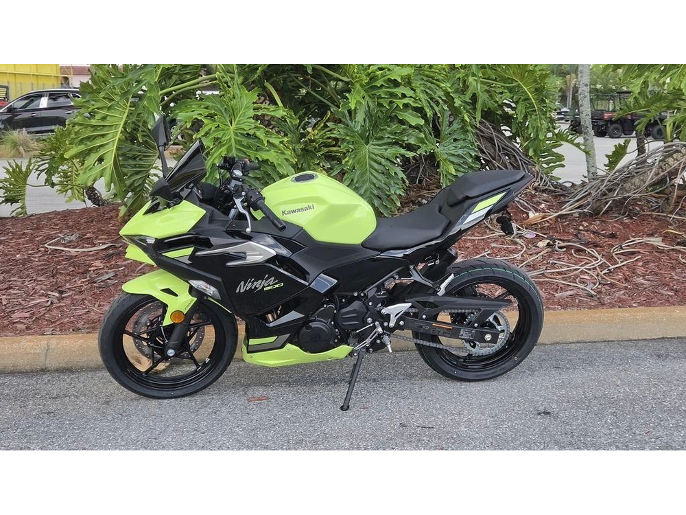 2026 Kawasaki Ninja® 500 Abs Metallic Yellowish Green/ebony