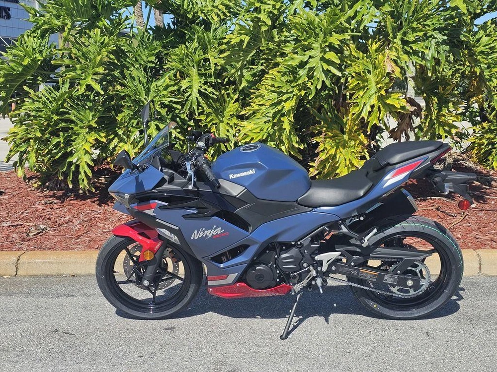 2026 Kawasaki Ninja® 500 Abs Metallic Matte Twilight Blue
