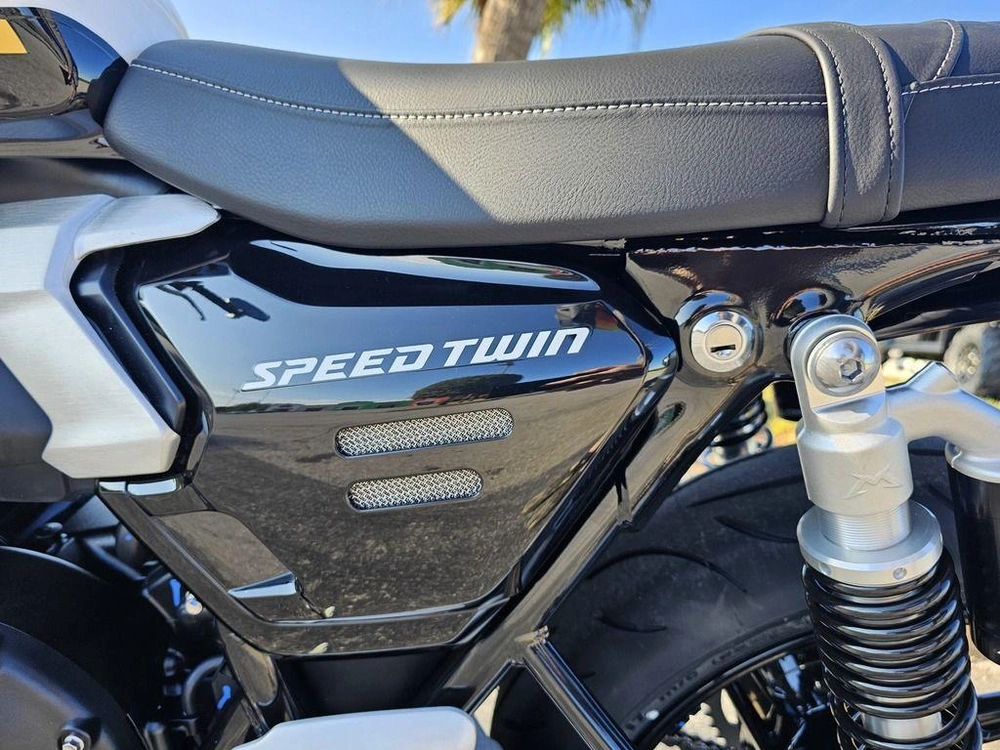 2025 Triumph Speed Twin 1200 Crystal White/sapphire Black