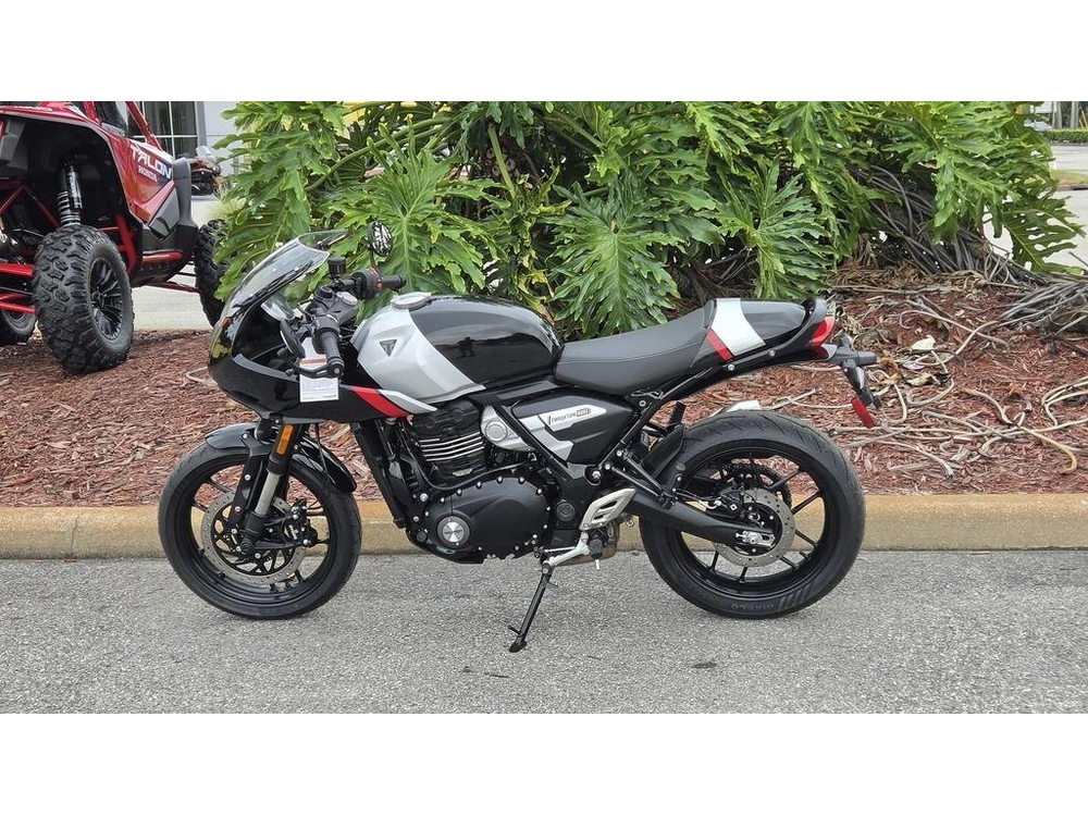 2026 Triumph Thruxton 400 Phantom Black / Aluminium Silver