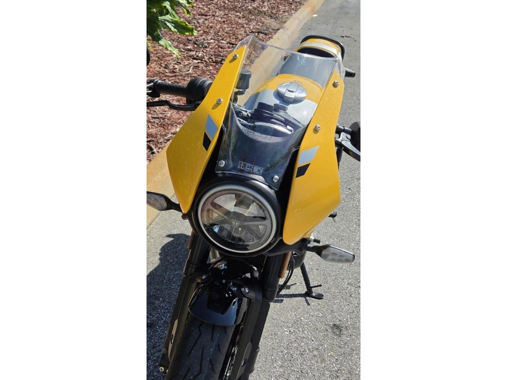 2026 Triumph Thruxton 400 Metallic Racing Yellow / Aluminium Silver