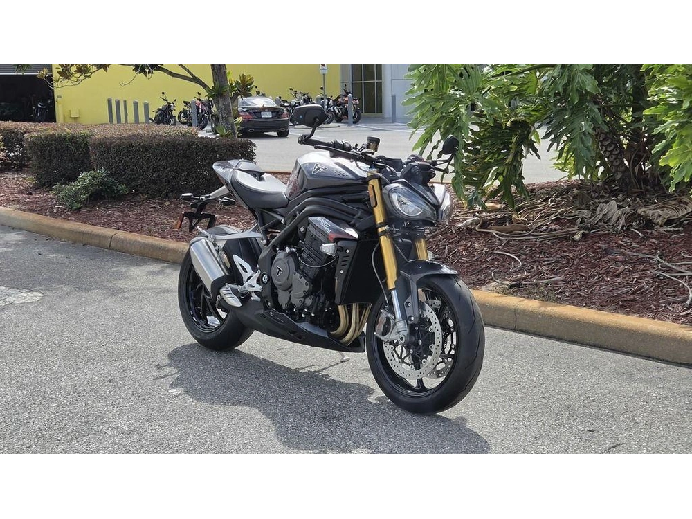 2026 Triumph Speed Triple 1200 Rs Granite/diablo Red