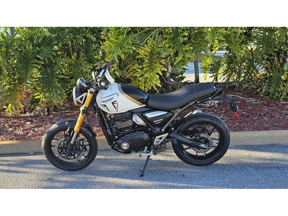 2026 Triumph Speed 400 Pearl Metallic White/phantom Black