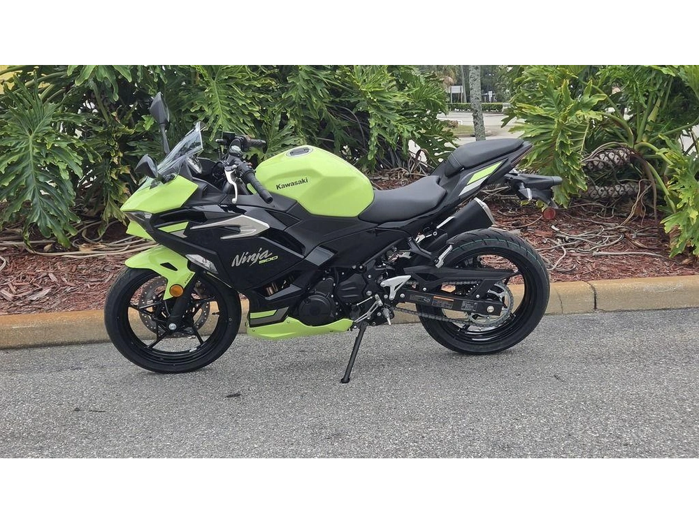 2026 Kawasaki Ninja® 500 Abs Metallic Yellowish Green/ebony
