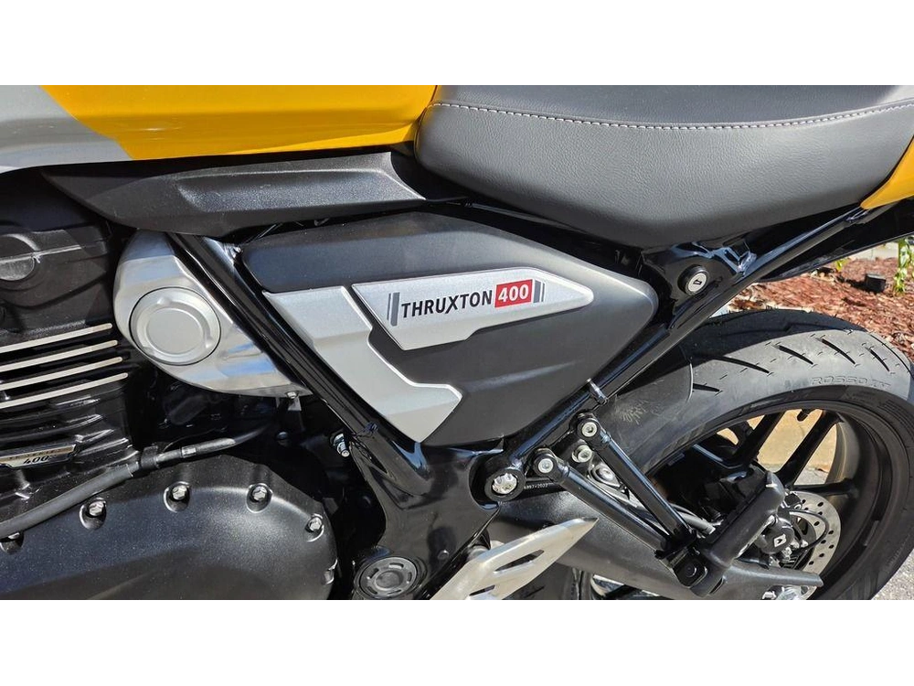 2026 Triumph Thruxton 400 Metallic Racing Yellow / Aluminium Silver