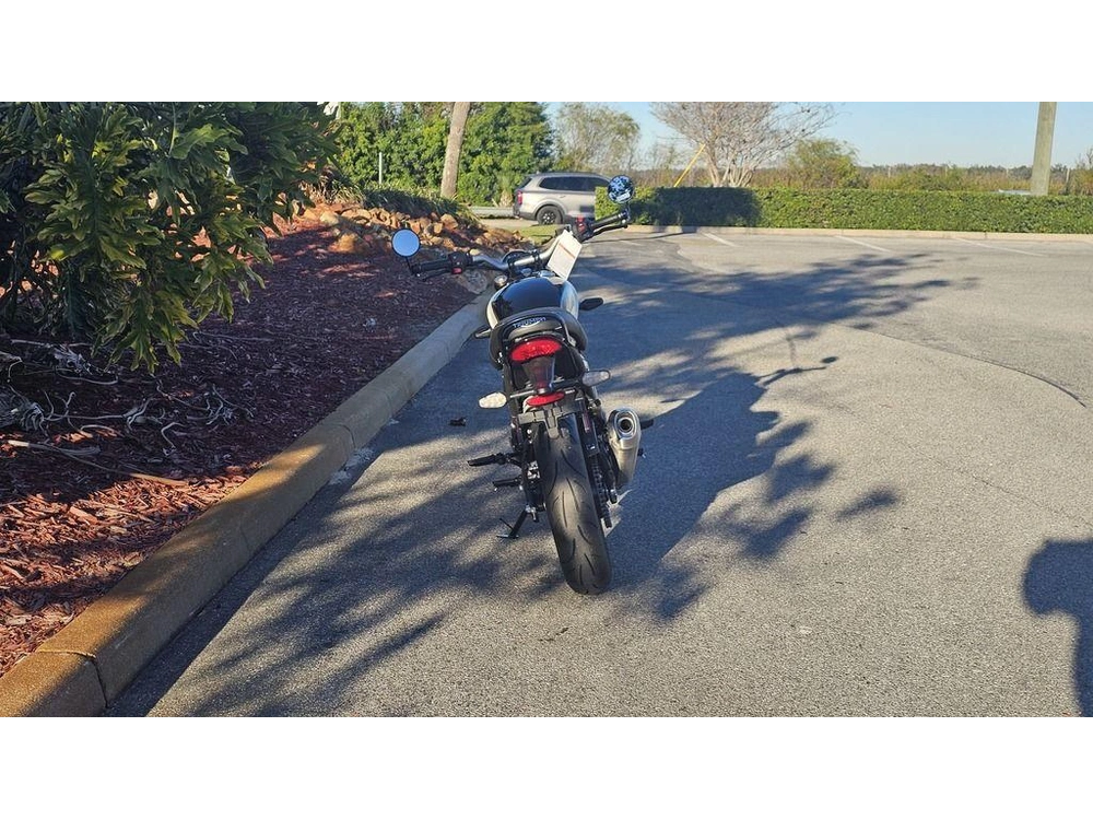 2026 Triumph Speed 400 Pearl Metallic White/phantom Black