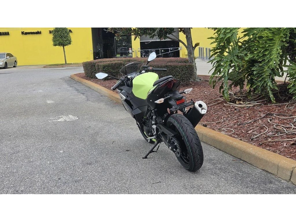 2026 Kawasaki Ninja® 500 Abs Metallic Yellowish Green/ebony