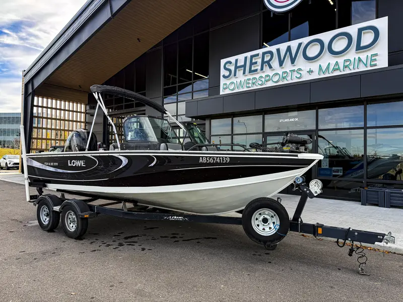 2015 Lowe Boats Fish & Ski 1810