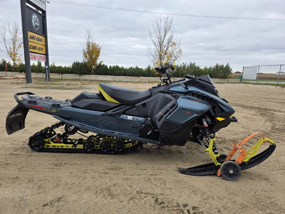 2026 Ski-doo Renegade X-rs 900 Ace Turbo R Ripsaw 1.25" E.s. W/ Smart-shox W/ 10.25" Touchscreen