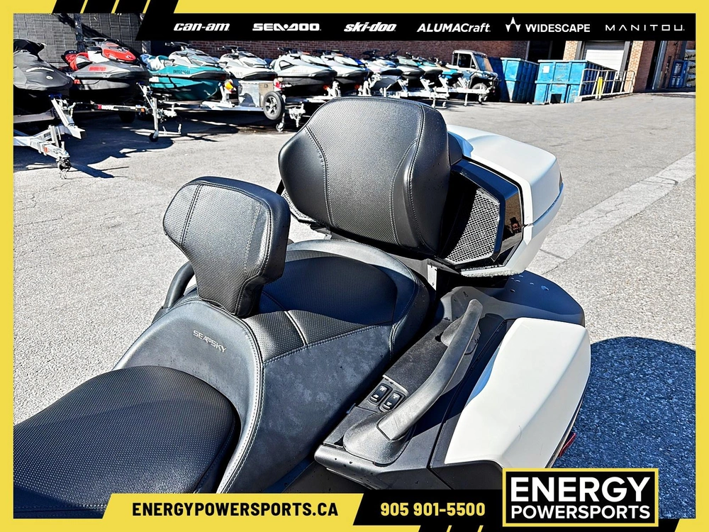 2026 Can-am Vegas White Satin / Special Series