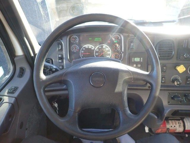 2016 Freightliner M2106