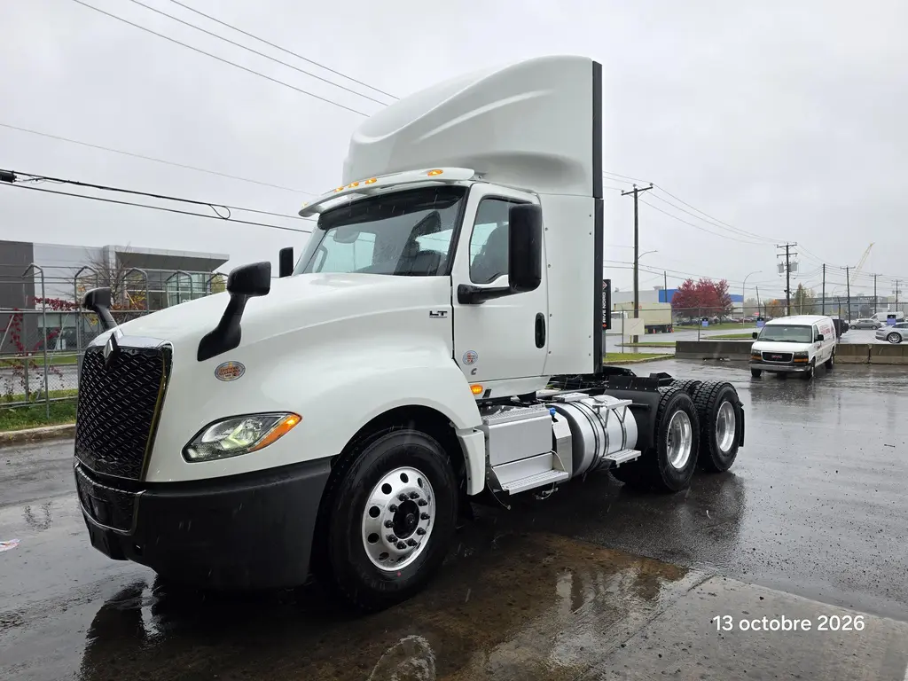 International 2027LT625