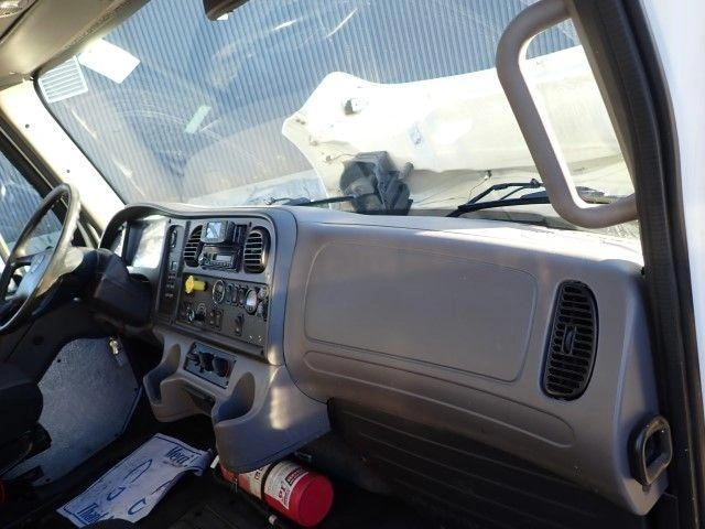 2016 Freightliner M2106