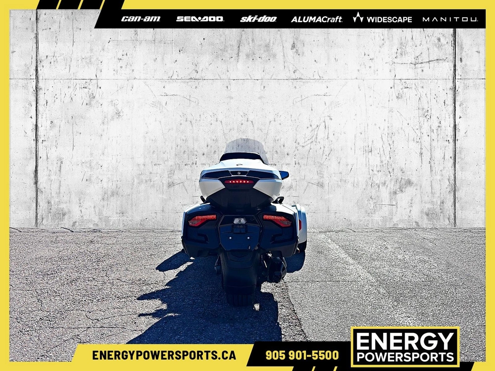 2026 Can-am Vegas White Satin / Special Series