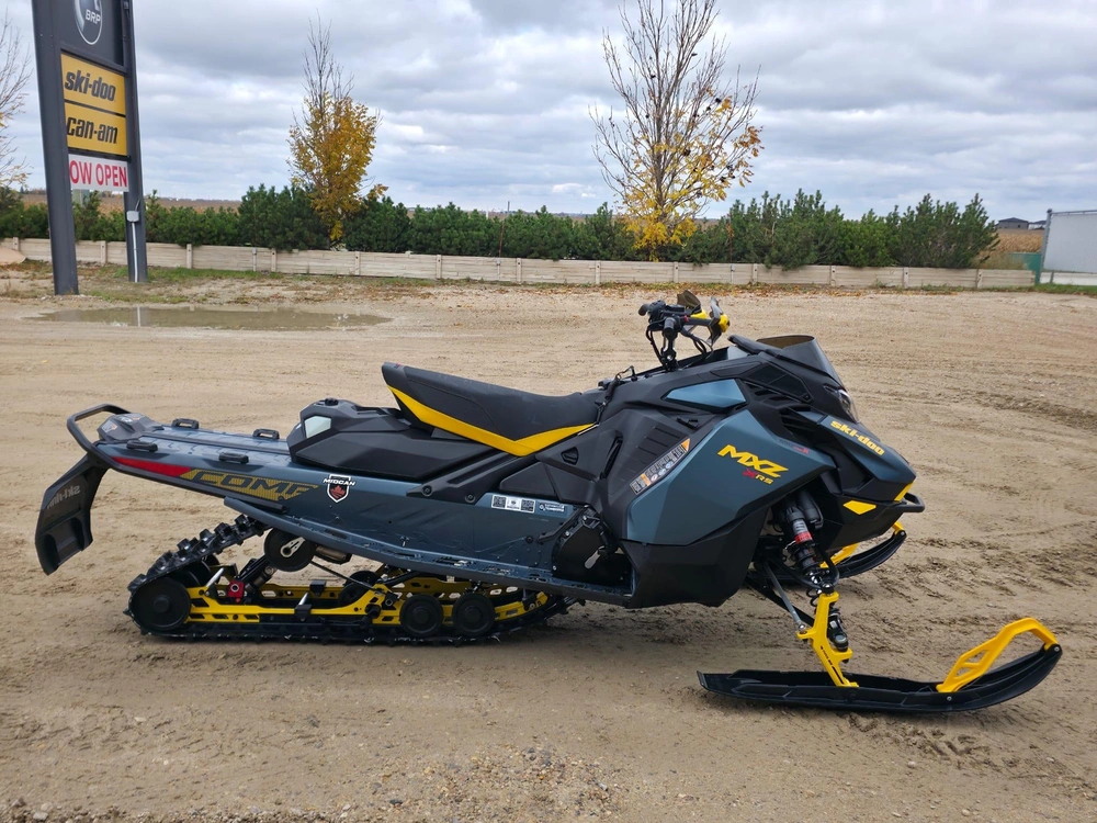 2026 Ski-doo Mxz X-rs W/ Competition Pkg 850 E-tec Turbo R Ripsaw Ii 2-ply 1.25" Shot W/ Smart-shox W/ 10.25" Touchscreen
