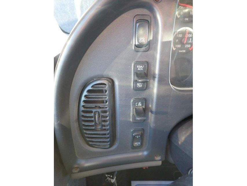 2016 Freightliner M2106