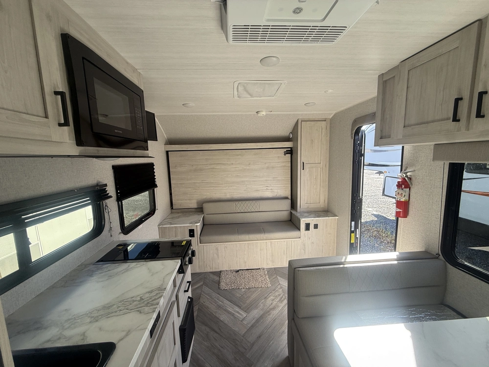 East To West Della Terra 160rb 2023
