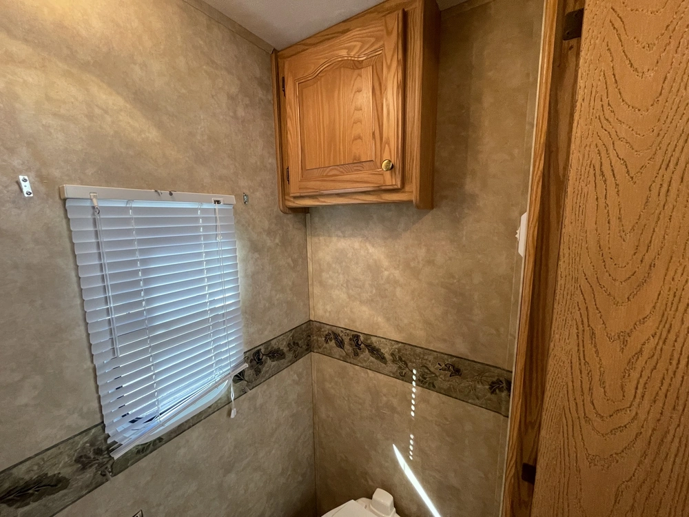 2008 Cedar Creek Cottage Silverback 33lbhts