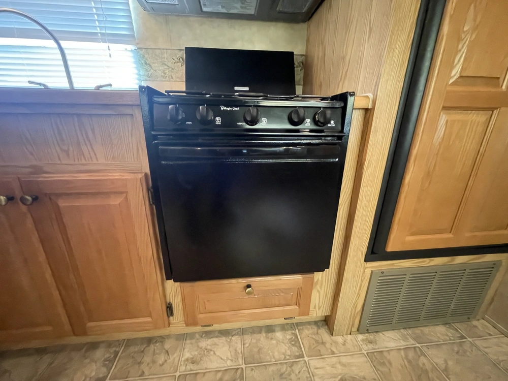 2008 Cedar Creek Cottage Silverback 33lbhts