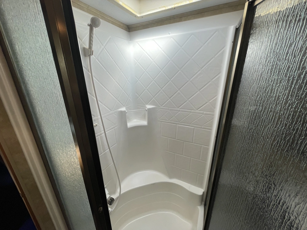 2008 Cedar Creek Cottage Silverback 33lbhts