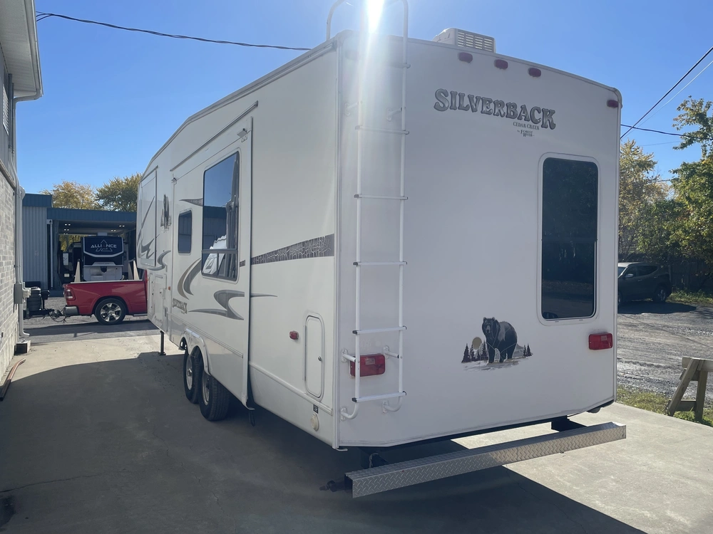 2008 Cedar Creek Cottage Silverback 33lbhts