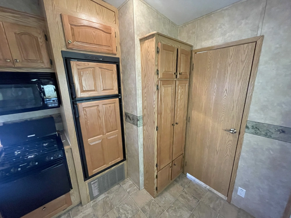 2008 Cedar Creek Cottage Silverback 33lbhts