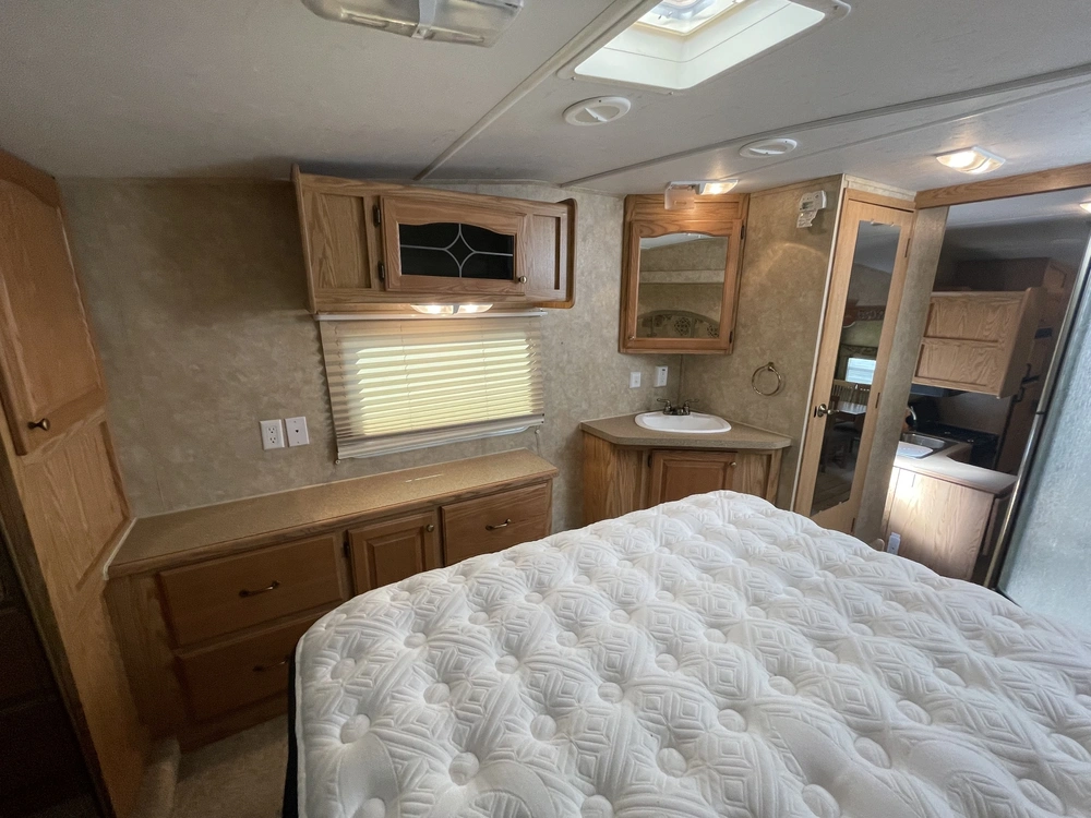 2008 Cedar Creek Cottage Silverback 33lbhts